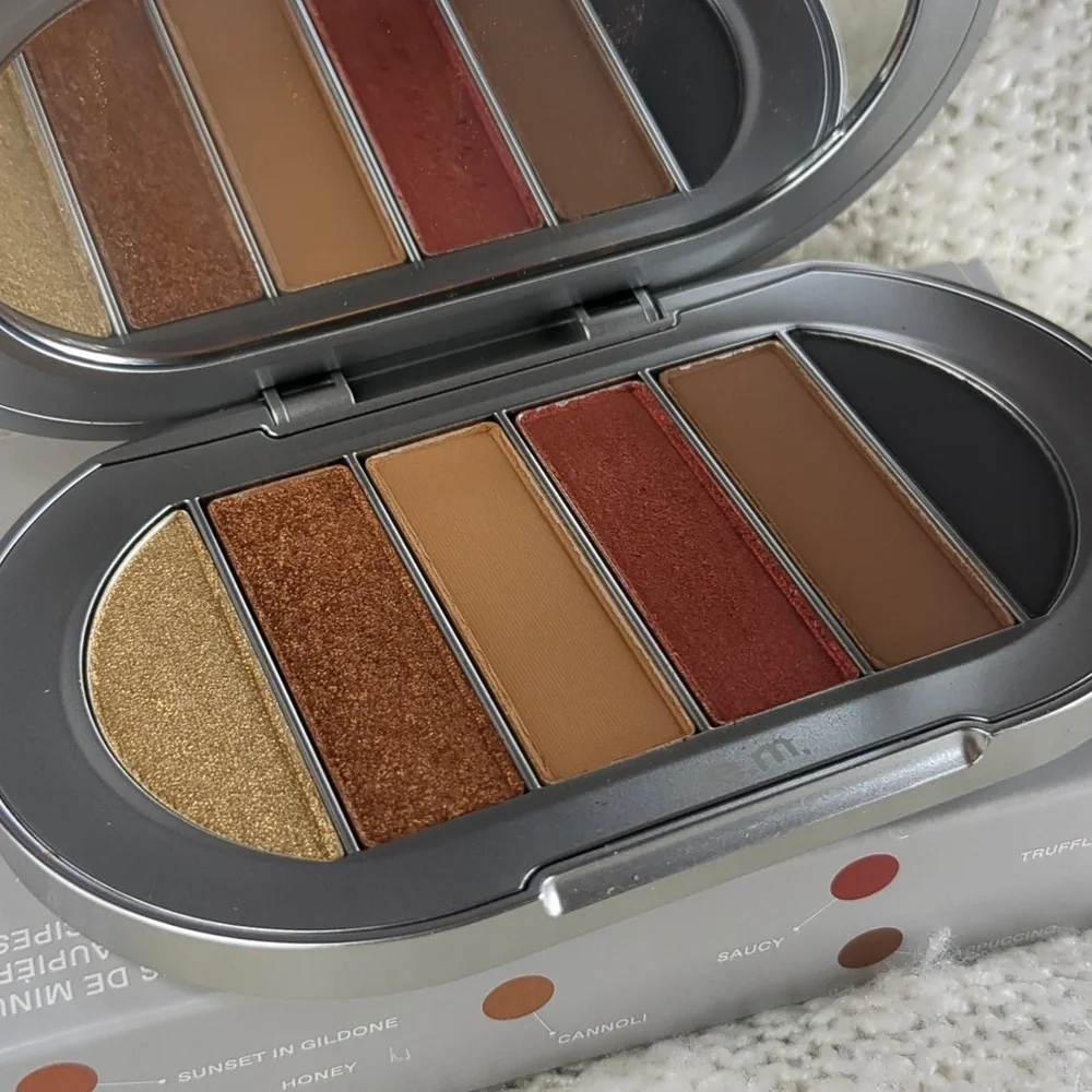 r.e.m. beauty eyeshadow palette in Midnight Shadows, 8g/0.28oz